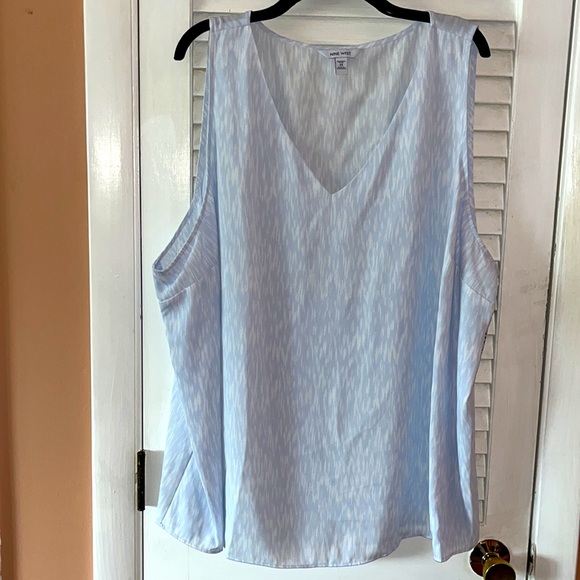 NWT- Gorgeous Nine West V-neck Tank - Picture 2 of 2